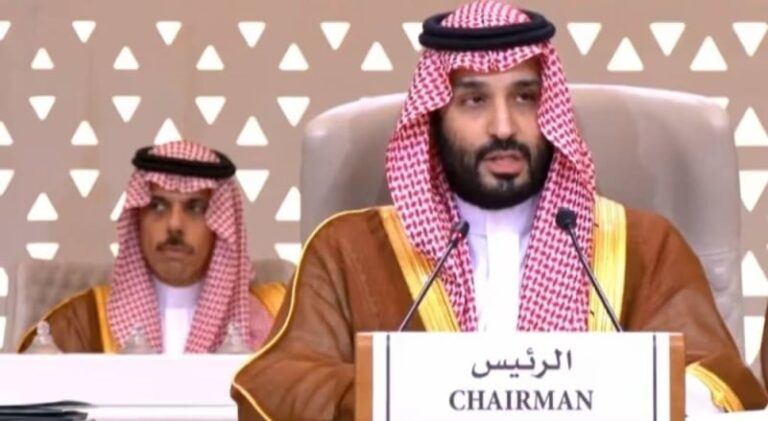 شاهد وزير الخارجية الأمير فيصل بن فرحان يثير تفاعلا واسعا بردة فعله أثناء قمة الرياض