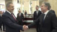 شاهد.. وزير الخارجية التركي يرفض معانقة نظيره الأميركي