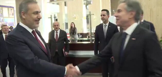 شاهد.. وزير الخارجية التركي يرفض معانقة نظيره الأميركي