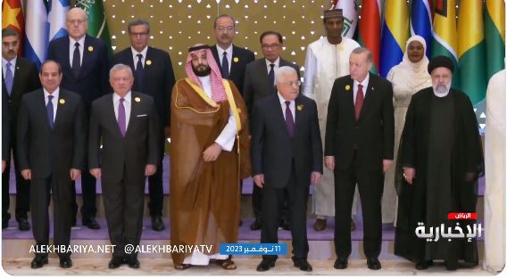 شاهد ولي العهد يلتقط صورة تذكارية مع رؤساء وفود الدول المشاركة في القمة العربية الإسلامية