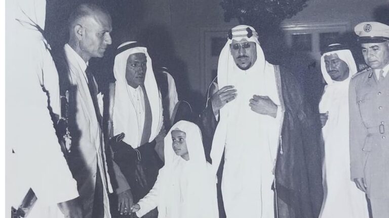 صورة نادرة لتواجد الملك سعود بن عبدالعزيز وابن عمته الأمير محمد بن سعود الكبير