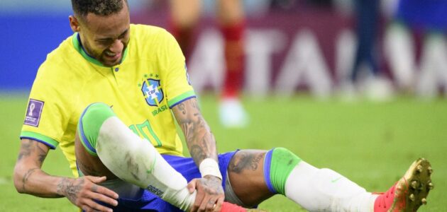 طبيب منتخب البرازيل يكشف تطورات جديدة بشأن حالة نيمار بعد إجراء الجراحة