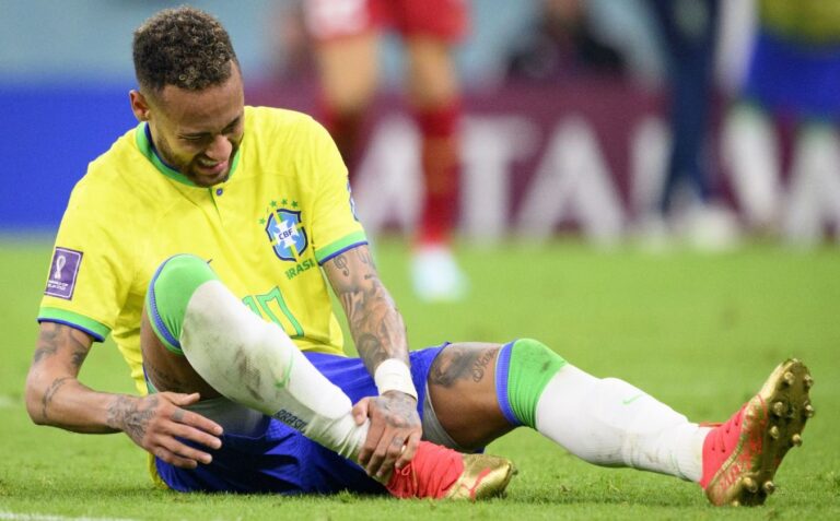 طبيب منتخب البرازيل يكشف تطورات جديدة بشأن حالة نيمار بعد إجراء الجراحة