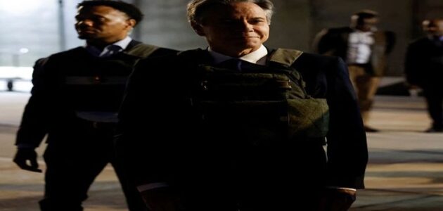 ظهر مرتديا سترة واقية للرصاص.. زيارة سرية ومثيرة لوزير الخارجية الأمريكي إلى العراق -صور