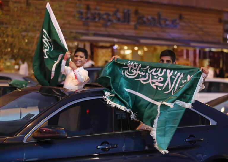 عايزين السعودي ما يحب حكومته؟