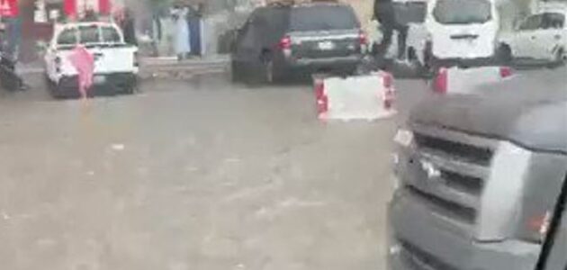 عشاهد.. لحظة قفز شاب في الهواء قبل سقوطه في مياه الأمطار في الدمام