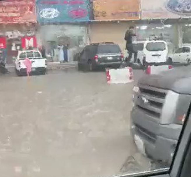 عشاهد.. لحظة قفز شاب في الهواء قبل سقوطه في مياه الأمطار في الدمام