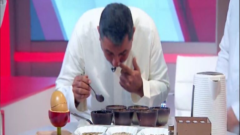 علي الديواني يكشف عن طريقته الغريبة في تذوق واختبار جودة القهوة