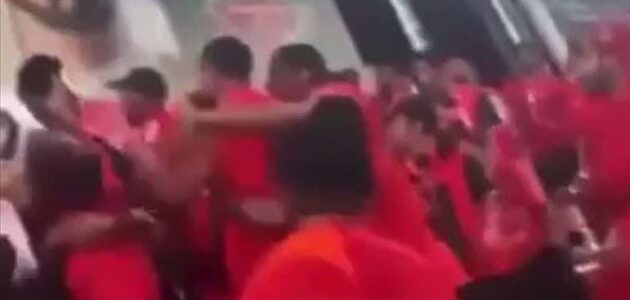 فيديو.. اشتباكات عنيفة بين جماهير شباب الأهلي والعين بعد الخسارة