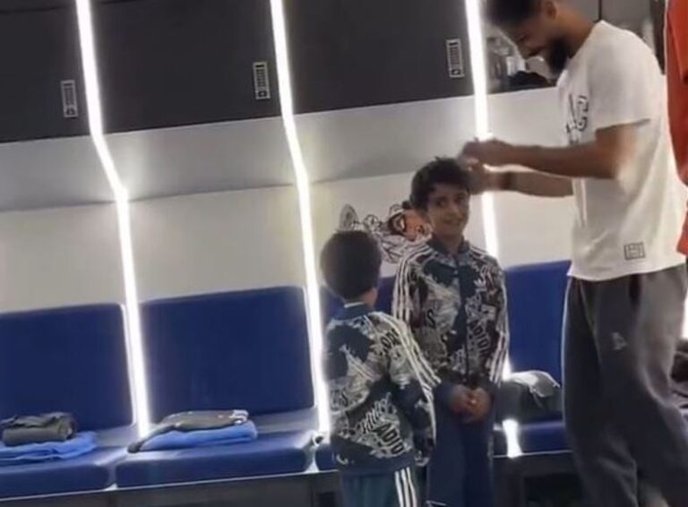 فيديو.. البليهي يمازح أبناء الشهري قبل مواجهة الحزم