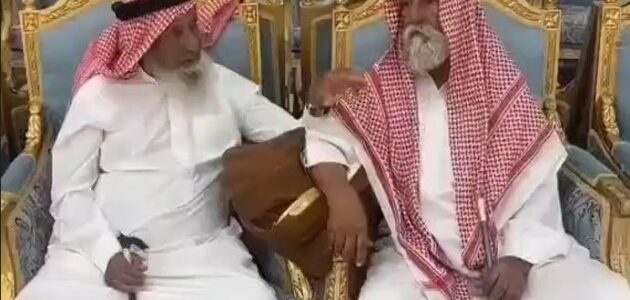 فيديو جديد متداول للعريس الثمانيني أبو فهد الروقي وهو يلتقي بوالد زوجته