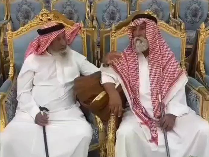 فيديو جديد متداول للعريس الثمانيني أبو فهد الروقي وهو يلتقي بوالد زوجته