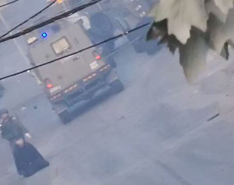 فيديو.. جندي إسرائيلي يستخدم أسيرًا كدرع بشري في مواجهات بالضفة الغربية