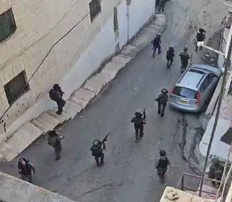 فيديو.. جيش الاحتلال الإسرائيلي يقتحم مخيم شعفاط شمال القدس