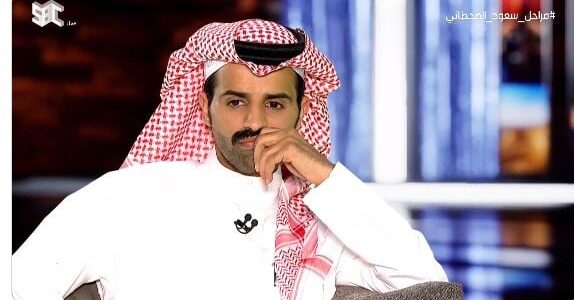 فيديو.. سعود القحطاني يثير الجدل بظهوره في الشارع بالسروال والفانلة ويشوق متابعيه لخبر جديد عن ملاحي