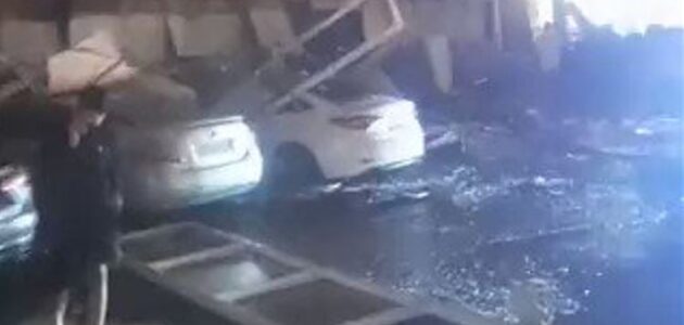 فيديو.. سقوط واجهة محلات على السيارات نتيجة الرياح والأمطار الغزيرة في طريق جابر بالرياض
