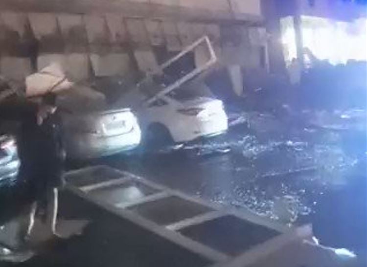 فيديو.. سقوط واجهة محلات على السيارات نتيجة الرياح والأمطار الغزيرة في طريق جابر بالرياض
