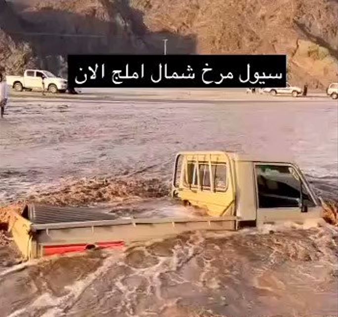 فيديو.. سيارتان تغرقان في سيول وادي مرخ شمال أملج