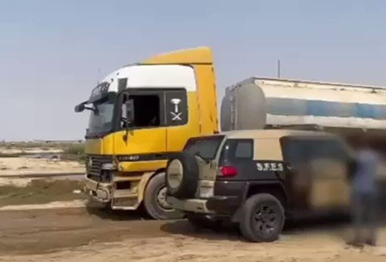 فيديو.. ضبط مقيمًا هنديًا لإلقاءه مياهًا غير معالجة في وادي مكة