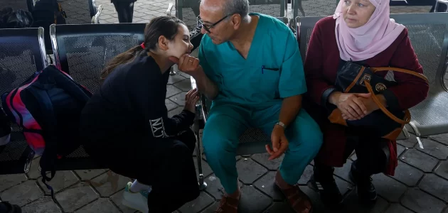 فيديو مؤثر لـ طبيب يودع عائلته برفح ويعود لعلاج جرحى غزة