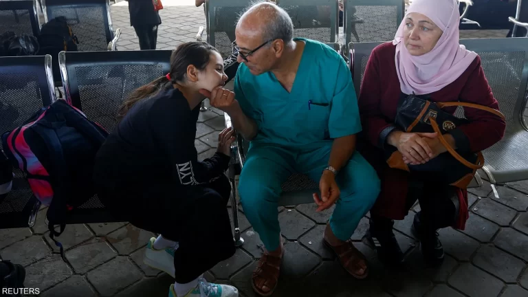 فيديو مؤثر لـ طبيب يودع عائلته برفح ويعود لعلاج جرحى غزة