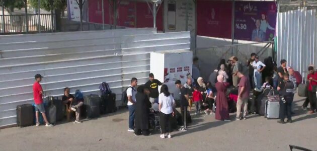 فيديو.. مئات الأجانب يغادرون غزة عبر معبر رفح