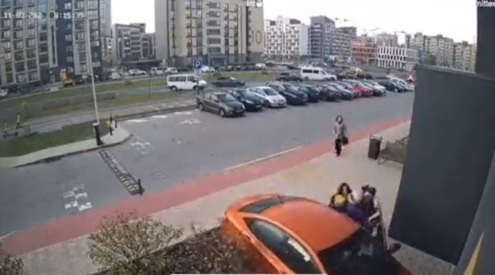 فيديو متداول.. سيدة تدهس طفلها بسيارتها في بيلاروسيا