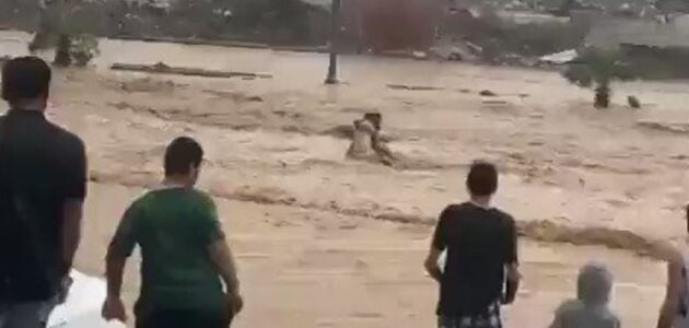فيديو متداول لجرف شخصين في جدة بسبب السيول