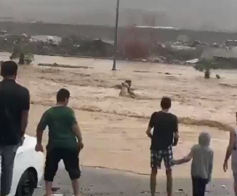 فيديو متداول لجرف شخصين في جدة بسبب السيول