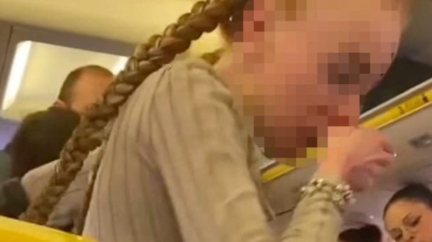 فيديو متداول لمشاجرة عنيفة بين فتاتين على متن طائرة أيرلندية في الجو