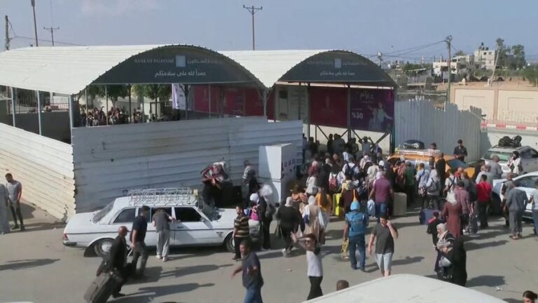 فيديو.. معبر رفح يفتح أبوابه أمام الجرحى الفلسطينيين
