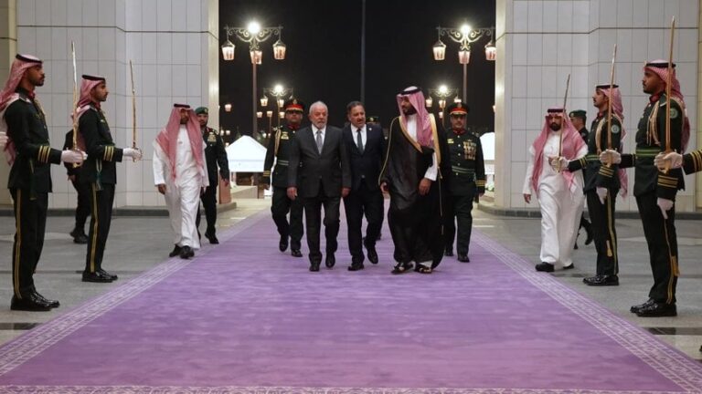 فيديو.. ولي العهد يستقبل الرئيس البرازيلي في الرياض