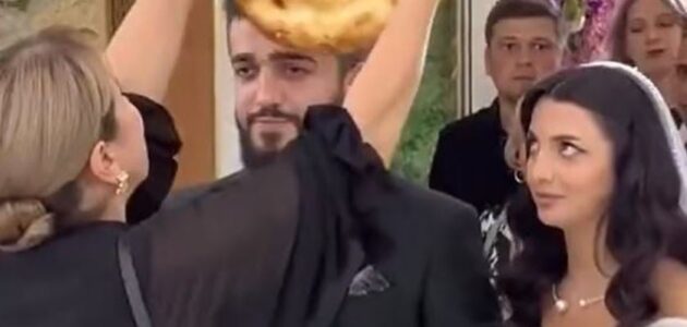 فيديو يثير جدلاً لسيدة تقطع الخبز فوق رأس العروسين في حفل الزفاف