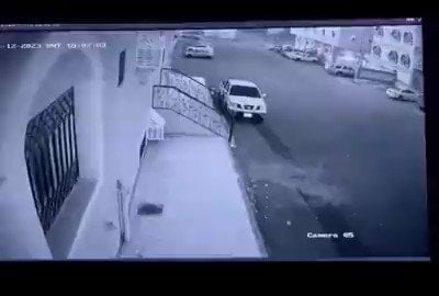 فيديو يوثق مطاردة كلاب ضالة لطفل في الطائف.. شاهد ردة فعل الطفل