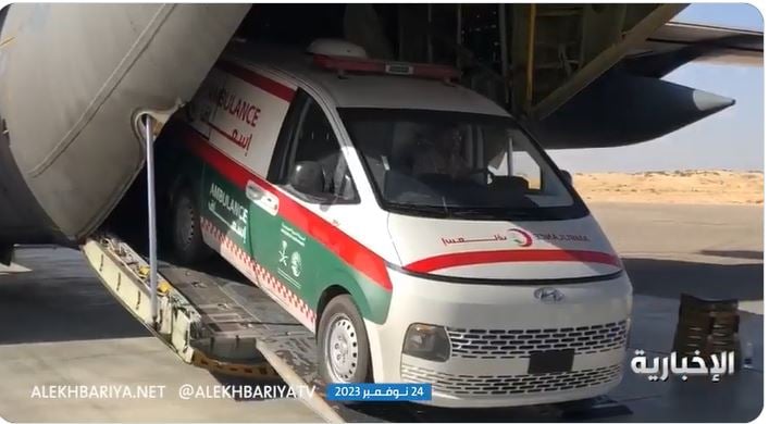 فيديو يوثق وصول طائرة مساعدات سعودية جديدة إلى العريش لإغاثة الفلسطينيين في غزة