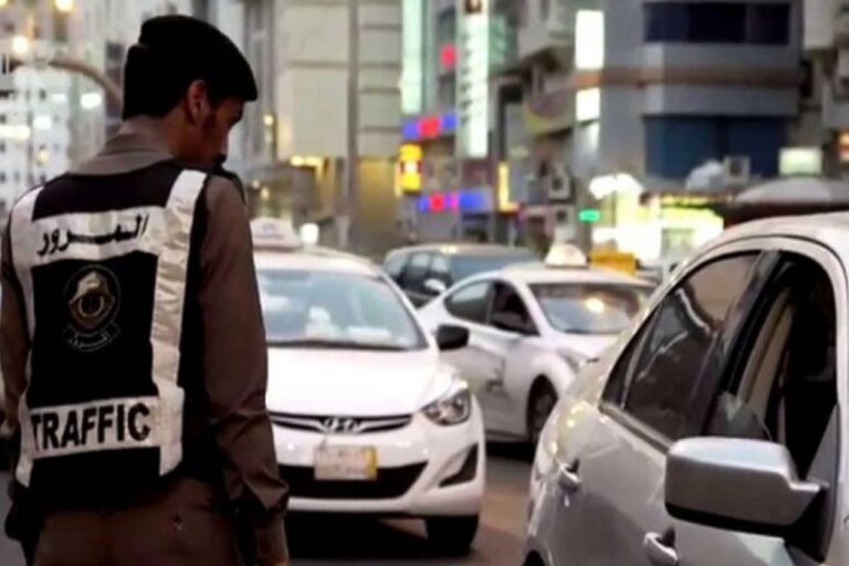 كم مخالفة عرقلة السير في السعودية وفقا لنظام المرور وكيفية دفعها عبر منصة أبشر 