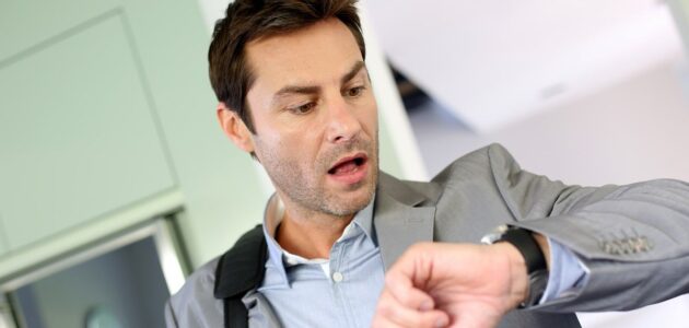 كيف يتم احتساب ساعات التأخير قانون العمل الجديد