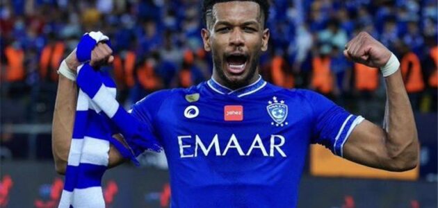 لاعب الهلال علي البليهي يوثق لقطة طريفة لعضو الجهاز الفني في الطائرة في رحلة الفريق إلى الهند