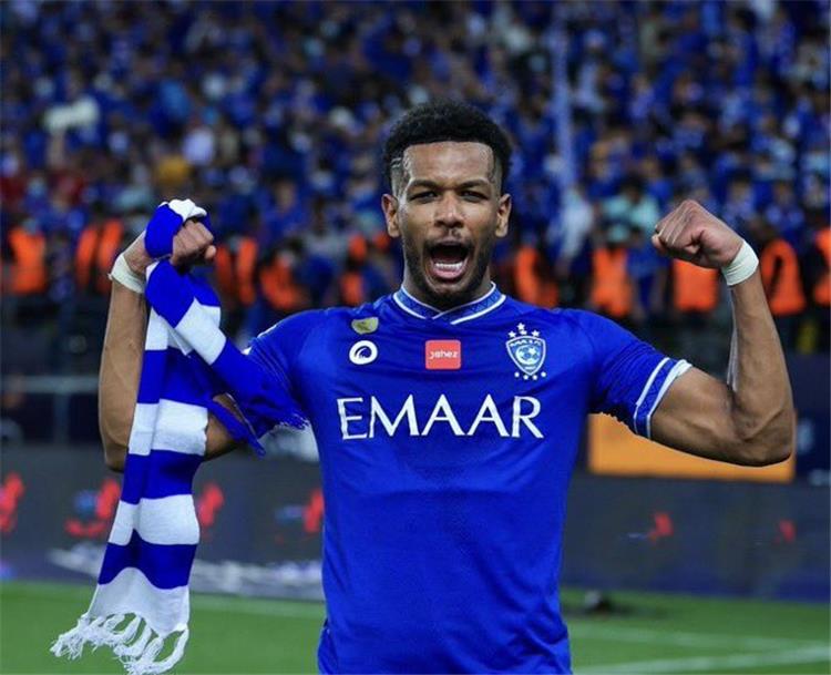 لاعب الهلال علي البليهي يوثق لقطة طريفة لعضو الجهاز الفني في الطائرة في رحلة الفريق إلى الهند