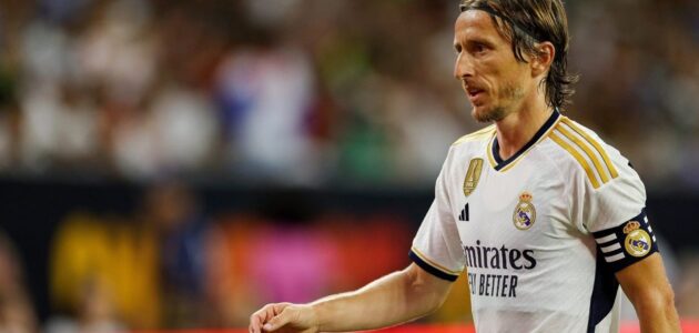 لاعب ريال مدريد لوكا مودريتش يظهر غاضبًا من قرارات الحكم في مباراة قادش