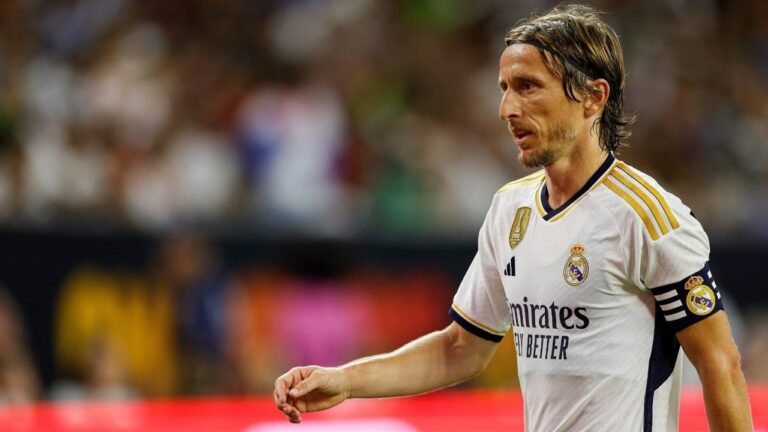 لاعب ريال مدريد لوكا مودريتش يظهر غاضبًا من قرارات الحكم في مباراة قادش