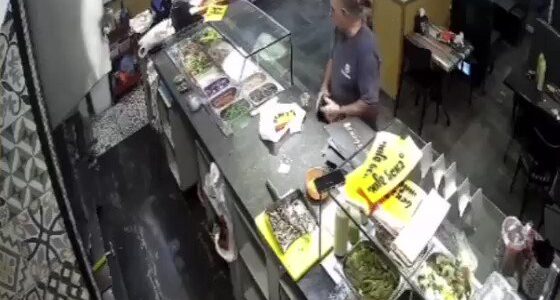 لحظة سقوط صاروخ أمام مطعم في مستوطنة كريات شمونة في إسرائيل