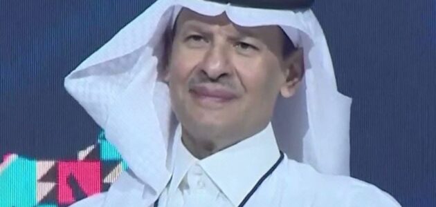 لماذا غيّرت السعودية طريقة تقديم القروض والمساعدات؟ .. شاهد وزير الطاقة يُجيب