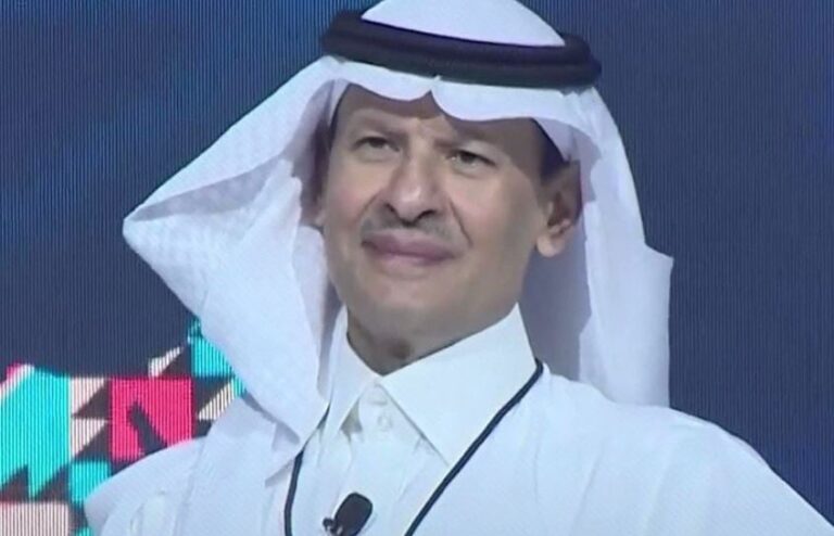 لماذا غيّرت السعودية طريقة تقديم القروض والمساعدات؟ .. شاهد وزير الطاقة يُجيب