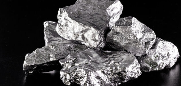 ماهي استخدامات معدن الإلمنيت والخصائص الكيميائية والفيزيائية