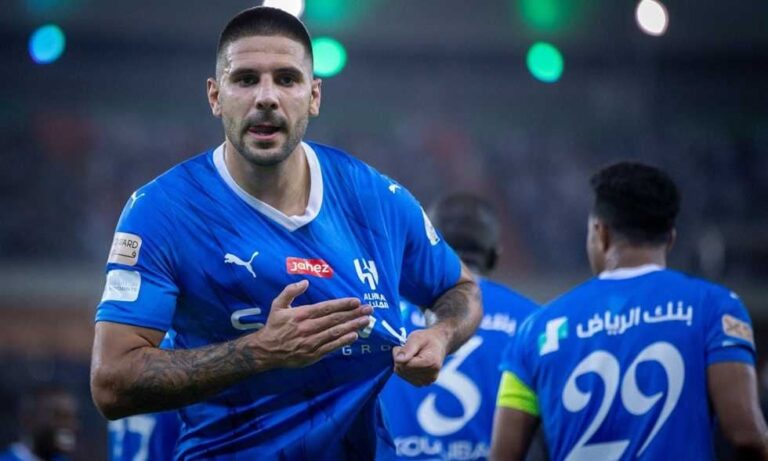 متروفيتش يثير التفاعل بملابس غريبة بعد تأهل الهلال