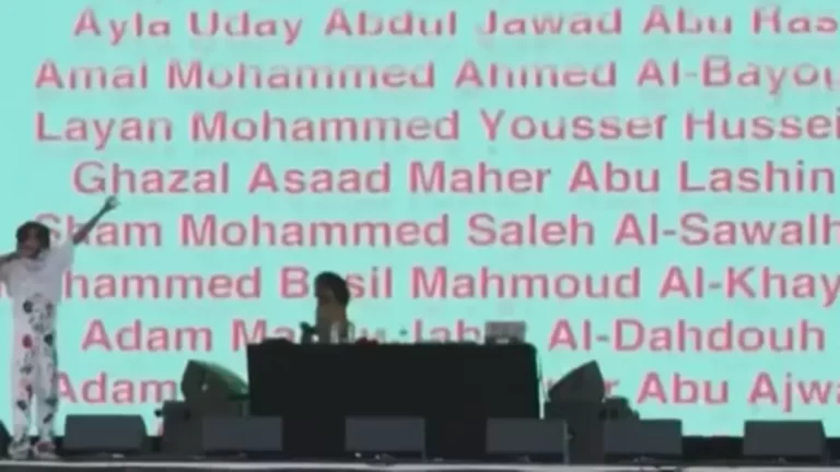 مرتدياً الكوفية الفلسطينية.. شاهد رابر أميركي شهير يشعل المسرح بأسماء ضحايا أطفال غزة
