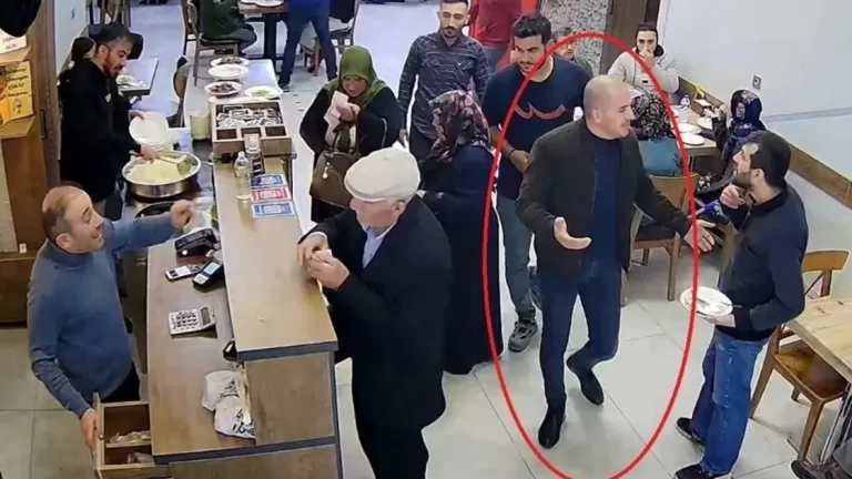 مسؤول تركي يتناول طعاما وحلوى ويرفض دفع الفاتورة لسبب غريب.. وكاميرات المراقبة تفضحه