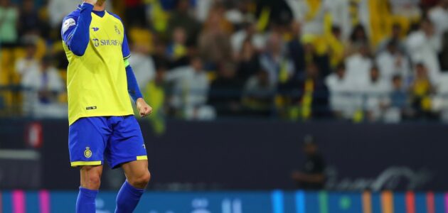 مفاجأة مُدوية.. حكم مباراة الهلال والنصر جاء بطلب من رونالدو!
