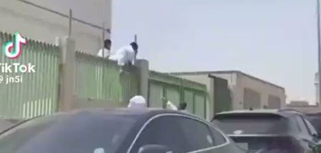 مقطع فيديو يوثق سقوط طالب سمين أثناء محاولته الهروب من المدرسة